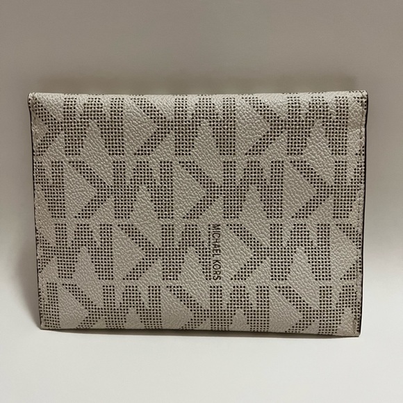 Michael Kors passport wallet - Picture 2 of 5